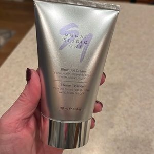 Monat Blow out cream 4 oz